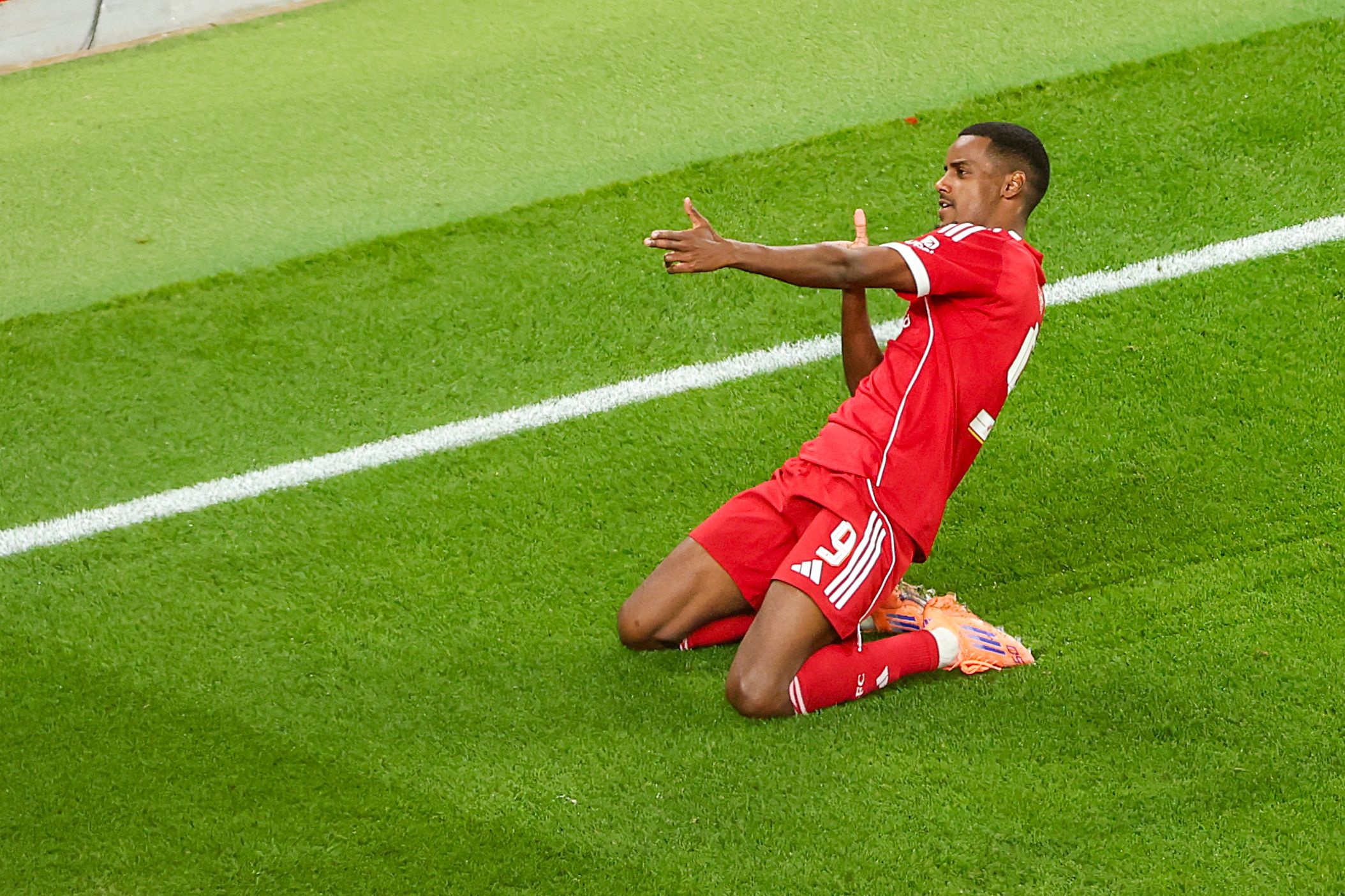 天時(shí)地利人和！1.45億伊薩克斬首球，?；倏巳炯t送標王戰勁敵？