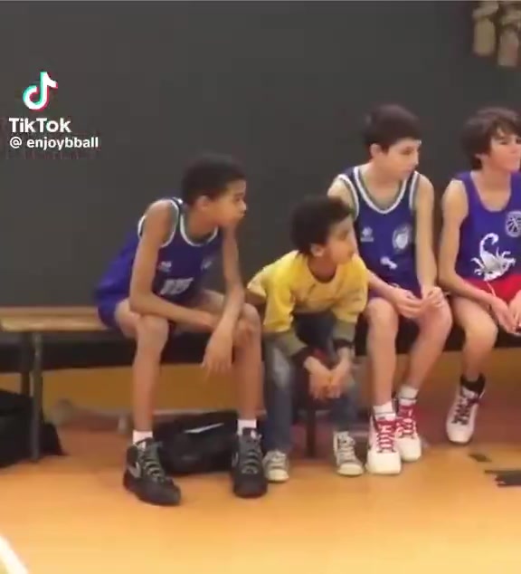 ??很喜歡生氣砸球??！小時(shí)候的文班亞馬是怎么打球的？