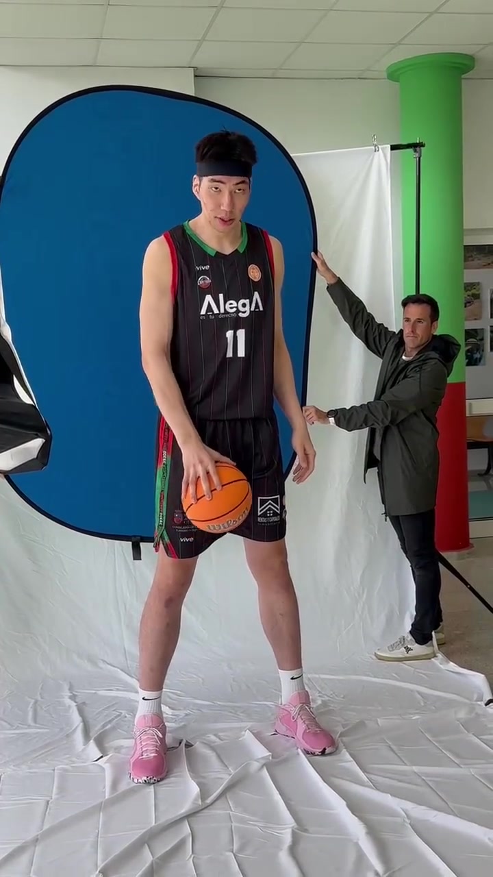 余嘉豪拍定妝照花絮出爐 單手輕松抓球&面對鏡頭霸氣怒吼