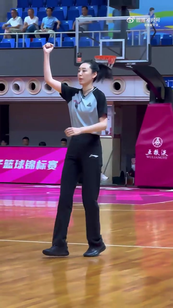 又美又颯！全國女籃錦標賽的女裁判王陽(yáng)成賽場(chǎng)上另一道靚麗的風(fēng)景
