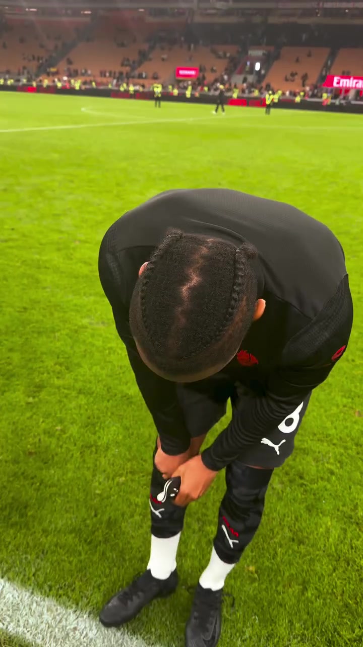 被問(wèn)是否還有氣球，恩昆庫從球襪里掏出來(lái)并回答：我一直都等著(zhù)用