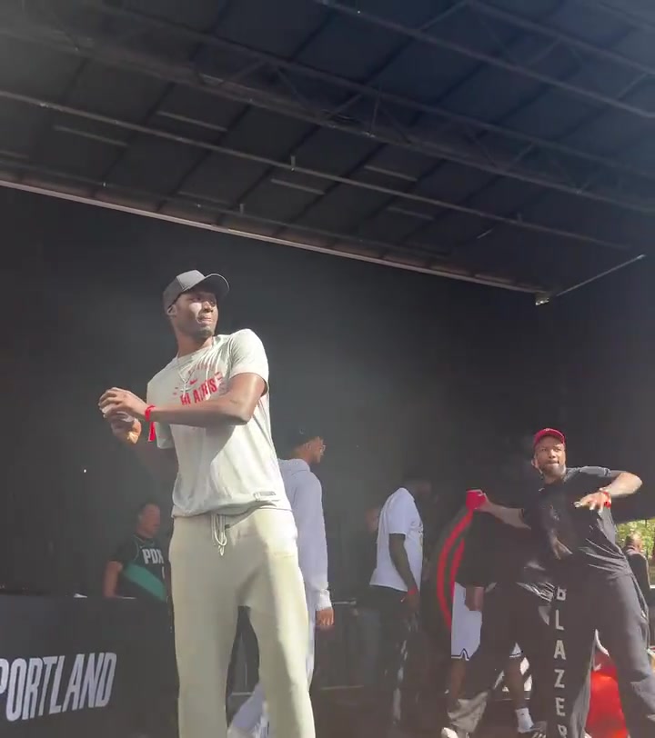 略生澀~楊瀚森參加利拉德球迷見(jiàn)面會(huì ) 和開(kāi)拓者球迷互動(dòng)