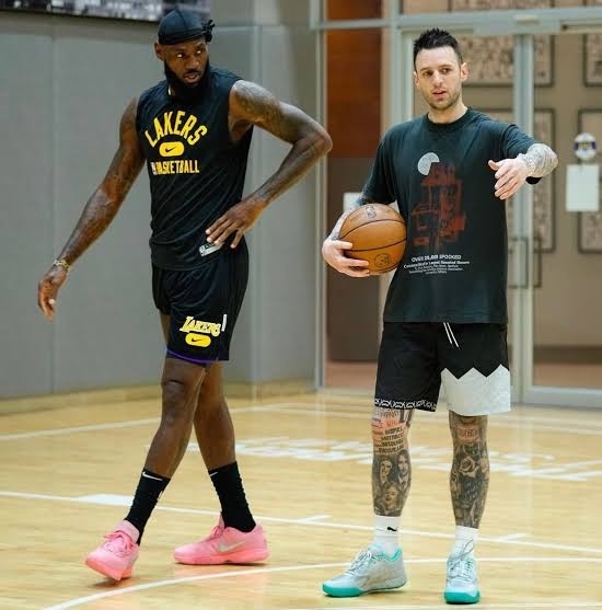 訓練師Brickley：老詹的自律無(wú)人能及 8點(diǎn)訓練他6點(diǎn)就會(huì )來(lái)熱身