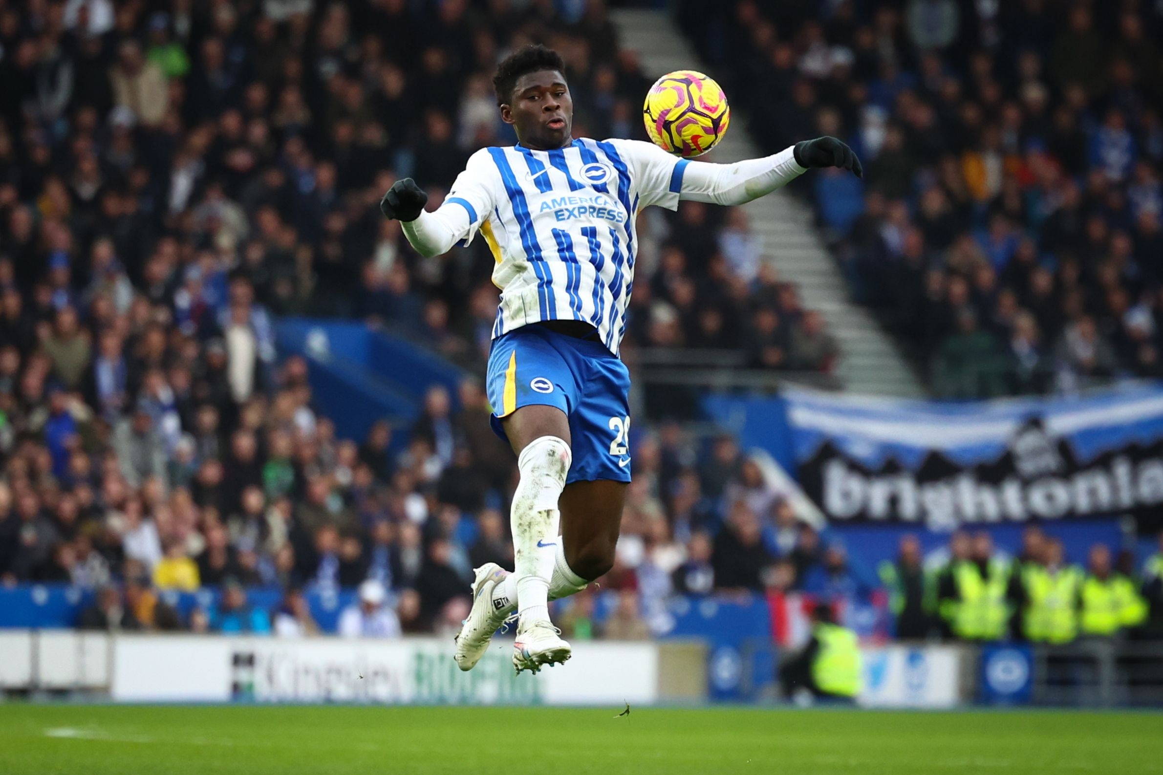 標價(jià)超1億鎊！電訊報：曼聯(lián)明夏考慮簽中場(chǎng)，21歲巴萊巴是目標