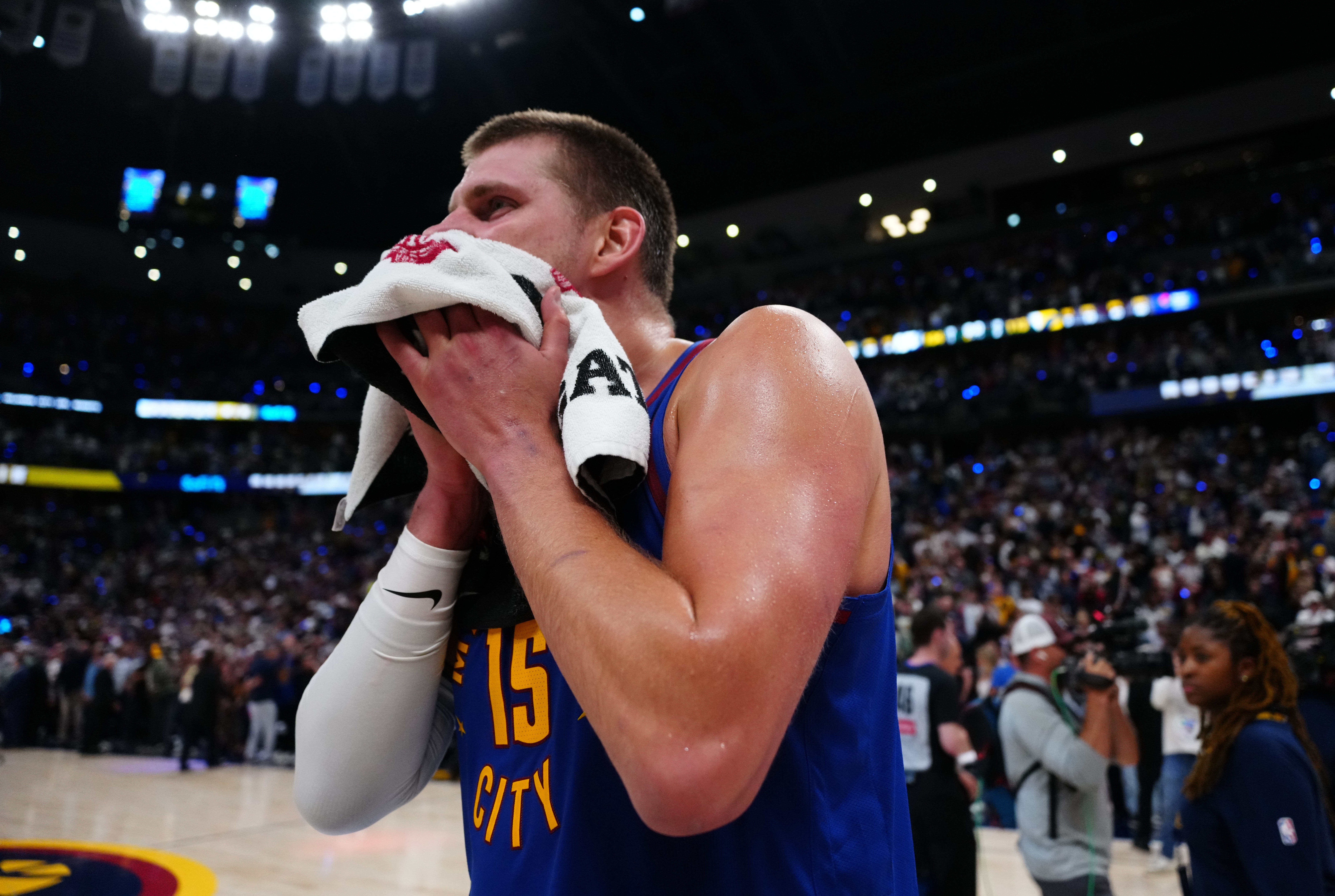 名記：即使經(jīng)歷了上賽季的各種動(dòng)蕩 沒(méi)任何跡象顯示約基奇想離開(kāi)