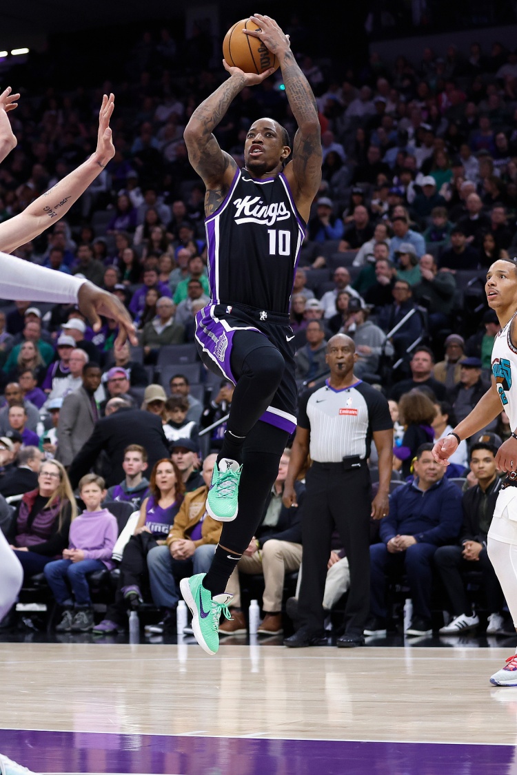 德羅贊：我打球從不系鞋帶 小時(shí)候怕把鞋弄皺了就不系 后來(lái)習慣了