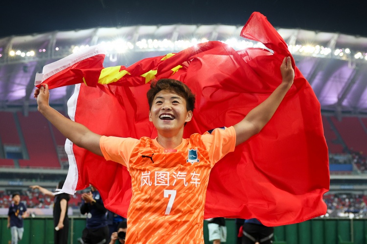 率武漢女足亞冠奪冠！官方：王霜入選亞足聯(lián)年度最佳女足球員候選