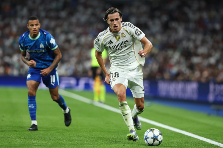 阿斯：卡雷拉斯改踢中后衛表現依舊搶眼，防守到位且傳控能力出色