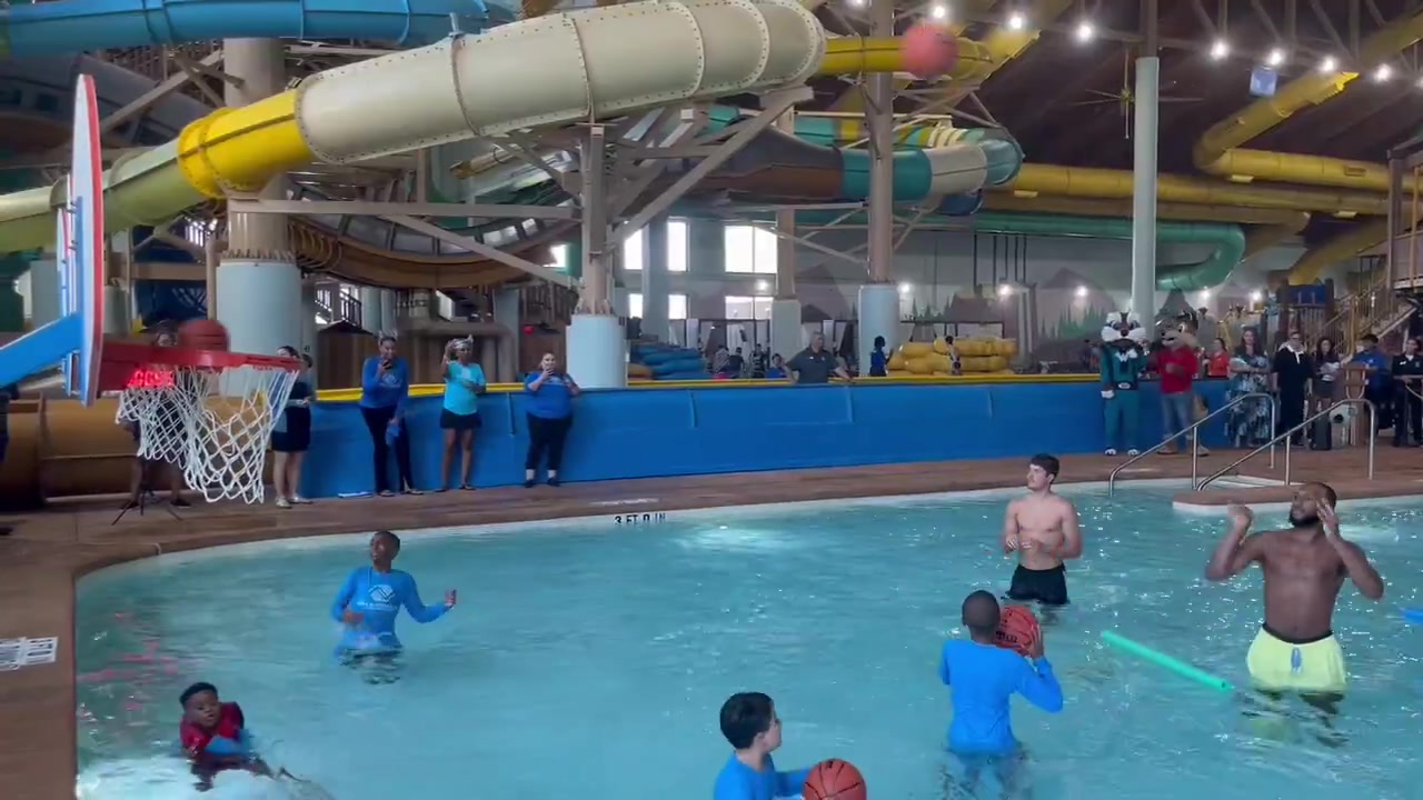 球滑影響手感！謝潑德&奧科吉泳池PK投籃 募集善款10000美元