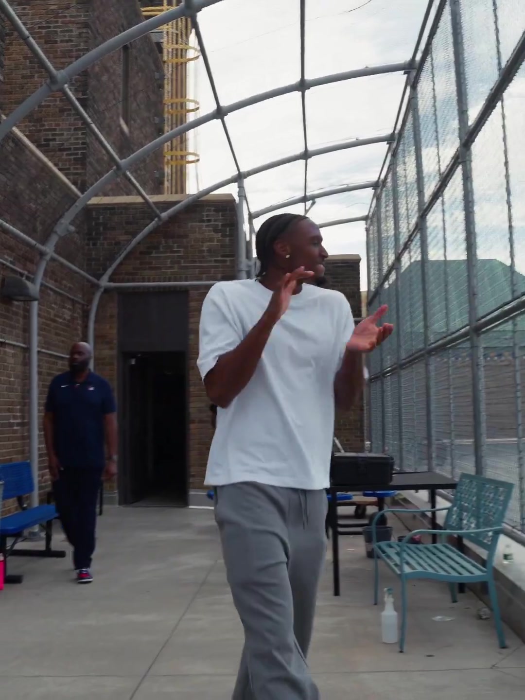 真的帥??！76人眾球員第一眼看到經(jīng)典款復古球衣的反應