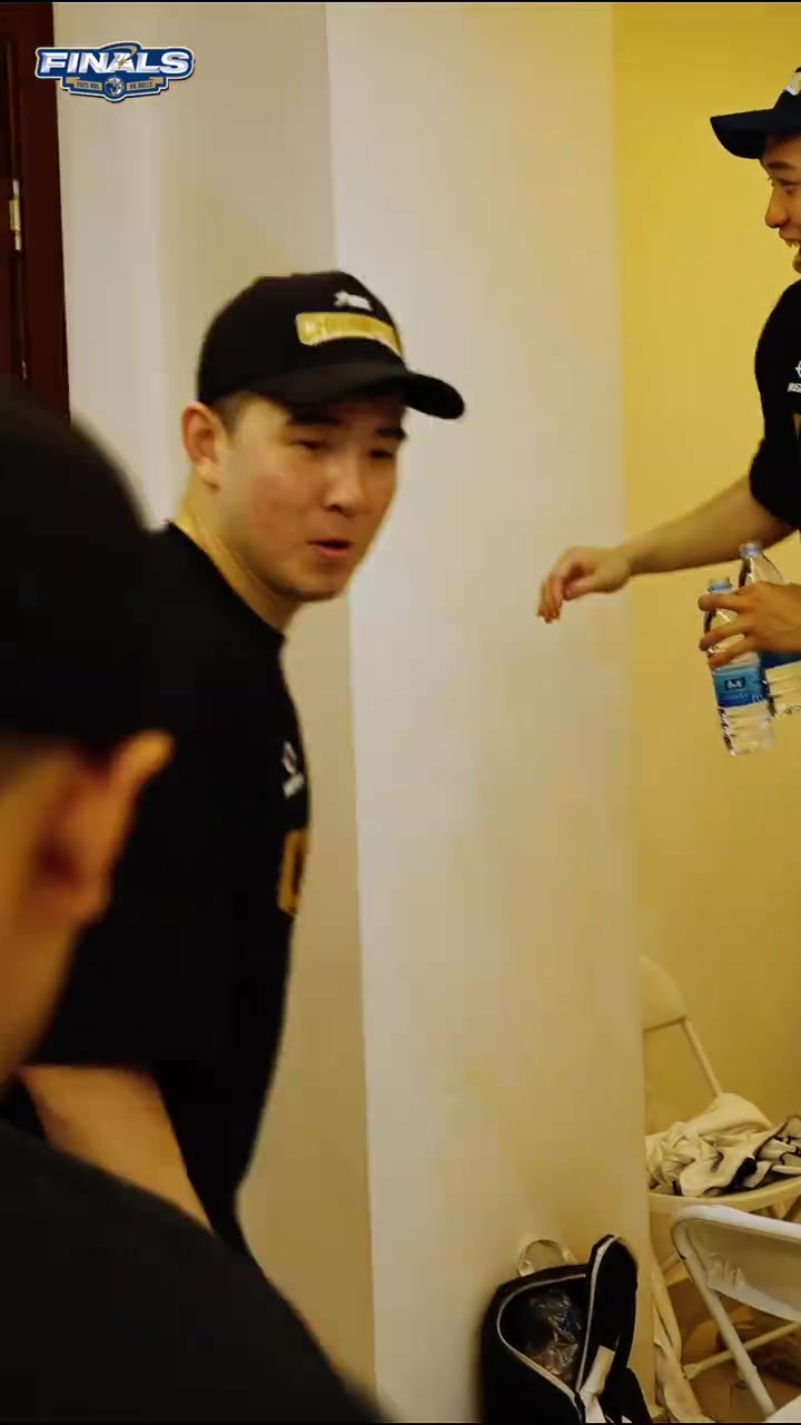 成功拿下總冠軍后，大家在更衣室用一場(chǎng)特別的狂歡慶祝榮耀時(shí)刻！