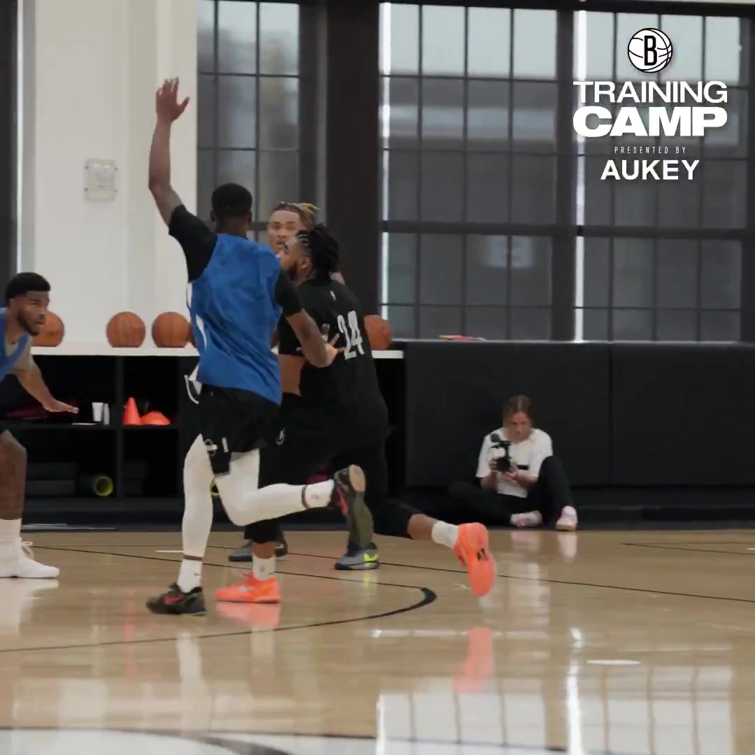 加油沖~籃網(wǎng)曬球隊訓練營(yíng)片段 曾凡博出鏡努力防守