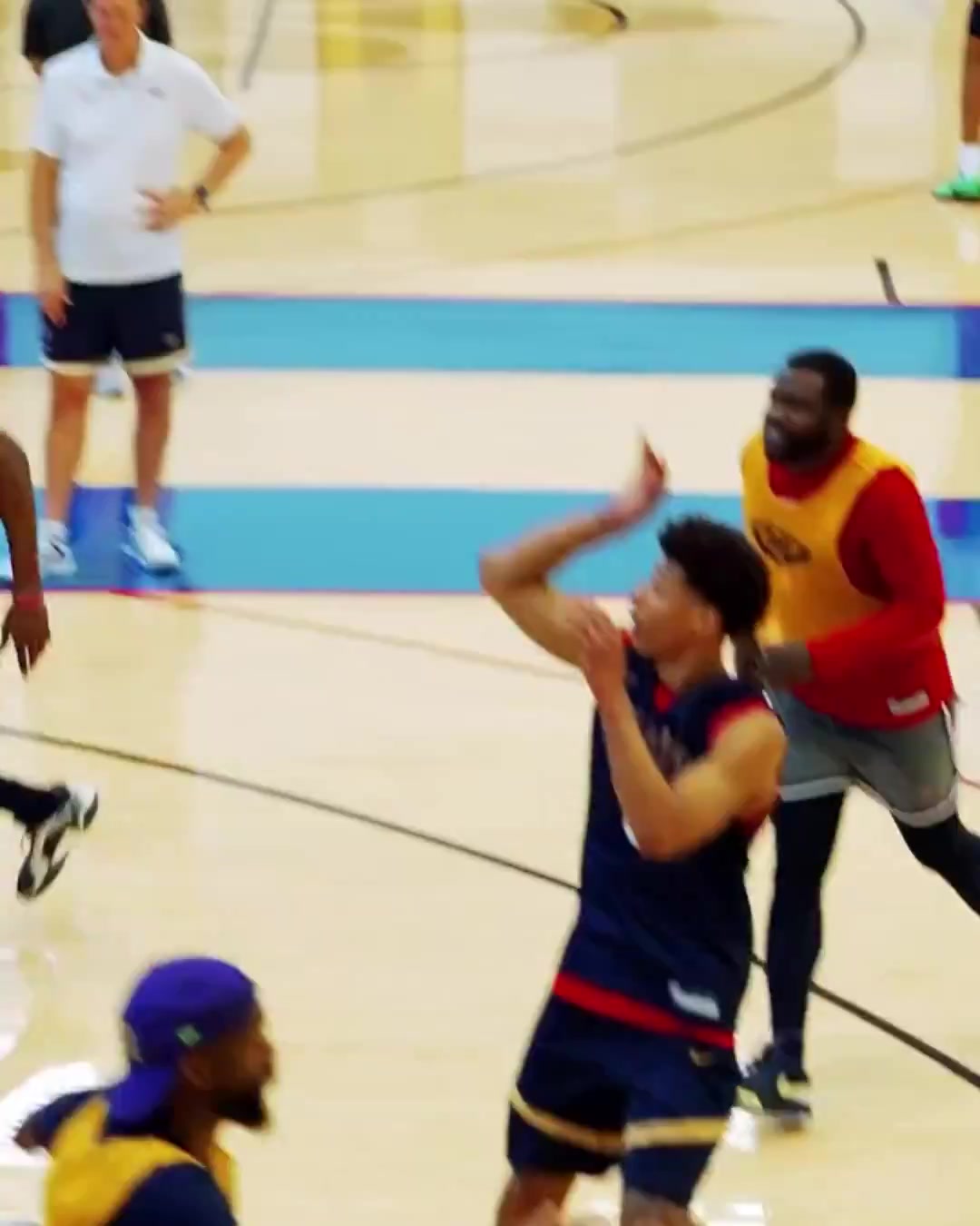 鵜鶘訓練營(yíng)首日 錫安像是在飛&敏捷性大幅度提升 普爾盧尼亮相