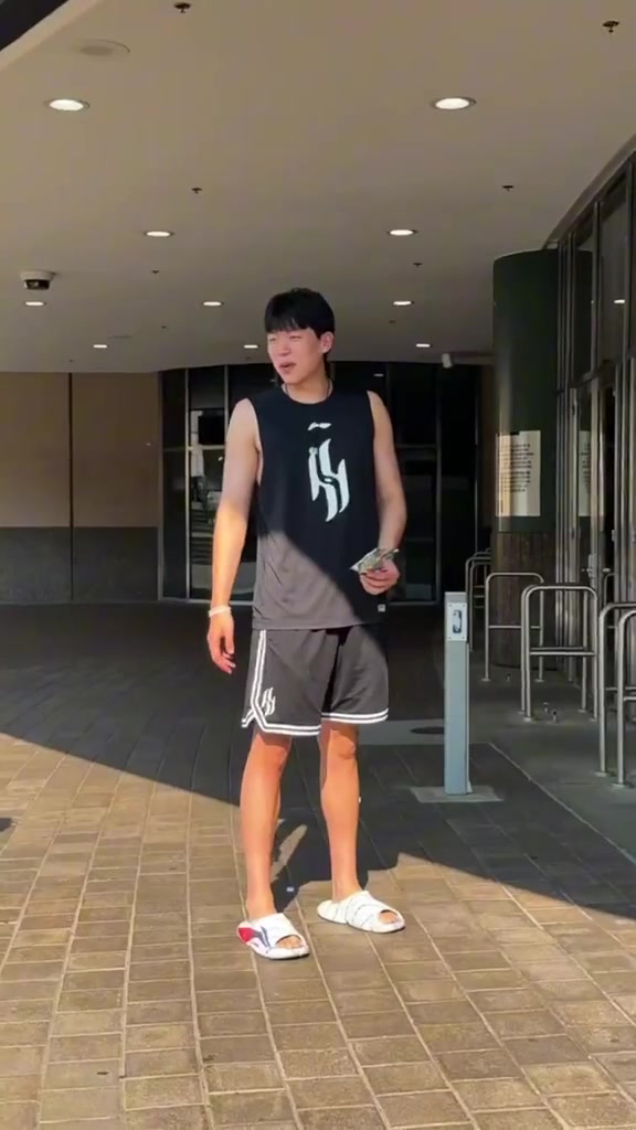 楊瀚森來(lái)開(kāi)拓者球迷商店購置衣物  挑選了幾件自己的16號球衣