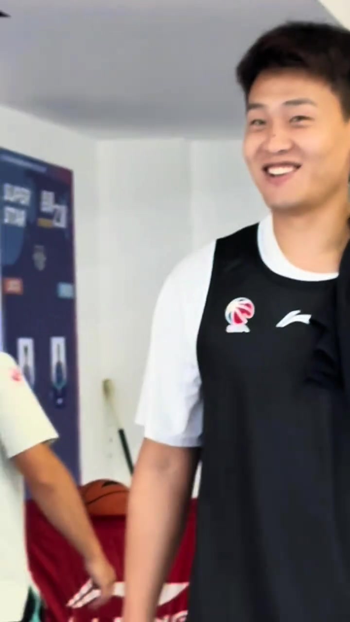 強援就位！北京男籃曬趙睿到隊視頻：來(lái)了您吶！
