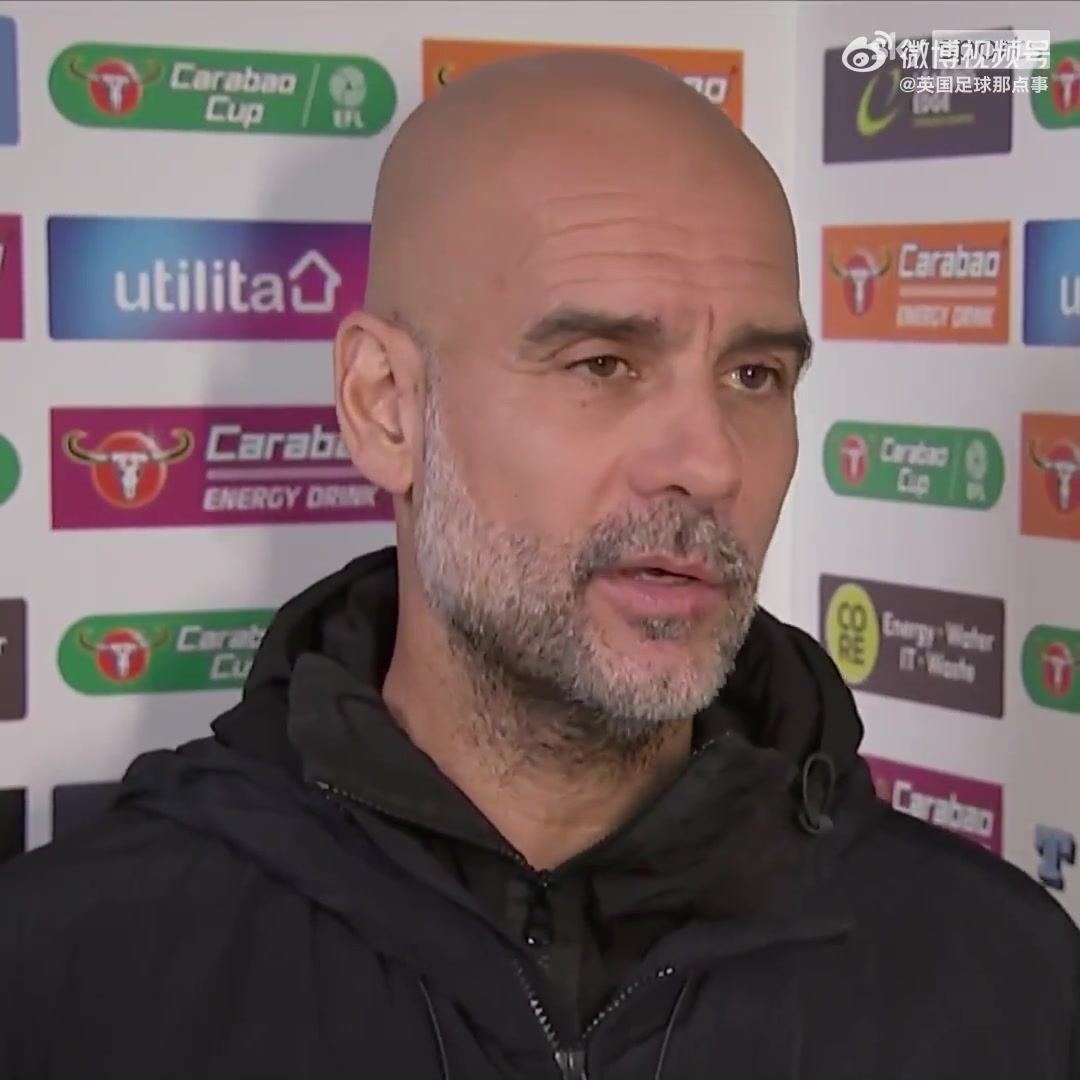 放飛自我??繼發(fā)布會(huì )wink，場(chǎng)邊親吻邊裁后、瓜帥再獻調皮吐舌