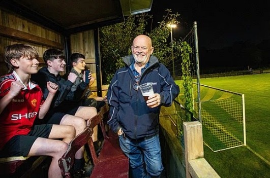 大爺真會(huì )享受！英國一65歲球迷花5000鎊，在自家花園建觀(guān)賽包廂