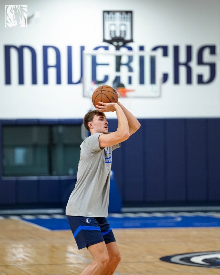 期待新賽季表現！獨行俠官方曬球隊訓練照：狀元弗拉格在列