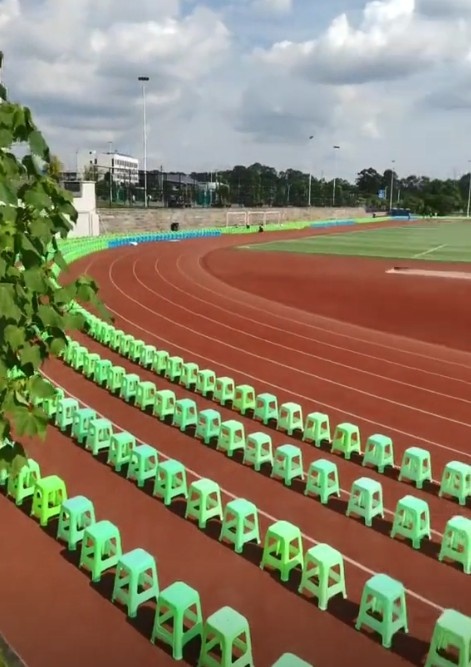 更近距離觀(guān)賽！川超內江主場(chǎng)跑道內擺放了塑料矮凳