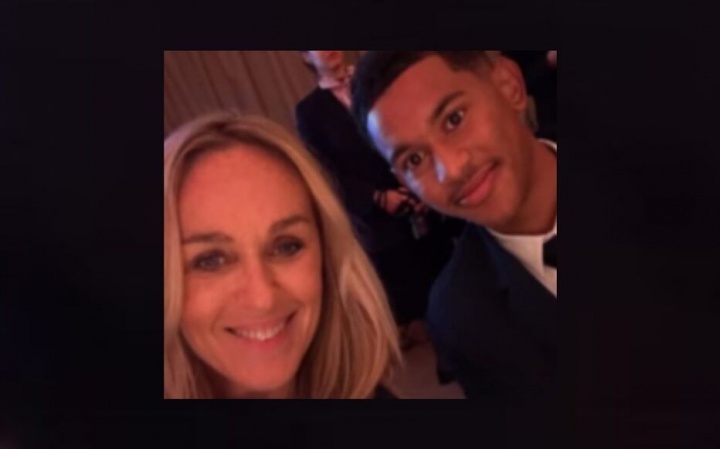 ‘如此優(yōu)雅 笑容燦爛’！法國主持人把馬尤盧當杜埃，曬合照猛夸