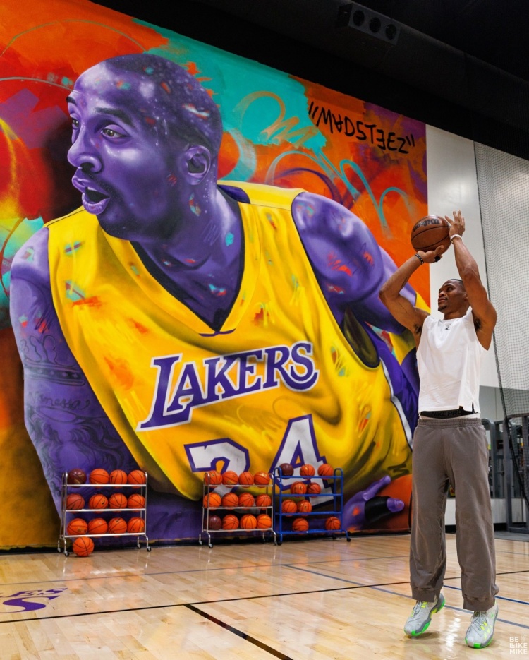 未來(lái)在哪兒？威少近期訓練照曝光 身旁科比與喬丹的背景墻矚目