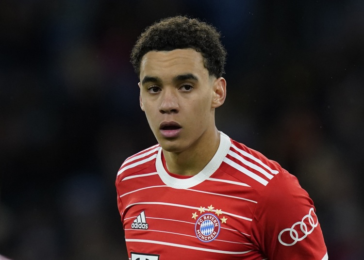 圖片報：穆西亞拉已無(wú)須拄拐和穿特制靴，下一步是室外跑步訓練