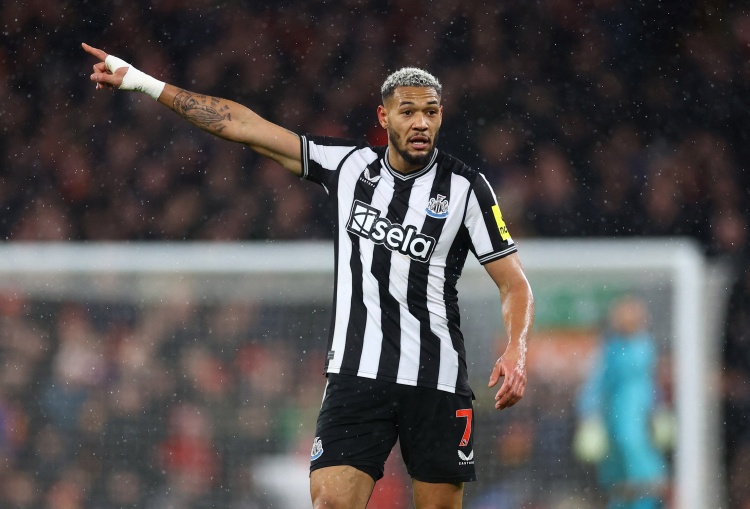 記者：?jiǎn)塘诸D踢前鋒效果不錯，紐卡依靠集體來(lái)應對伊薩克的離隊