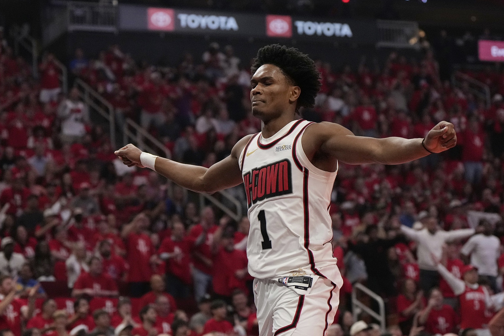 美記：阿門(mén)的風(fēng)格不適合一直打控衛 這樣也會(huì )削弱他的其他表現