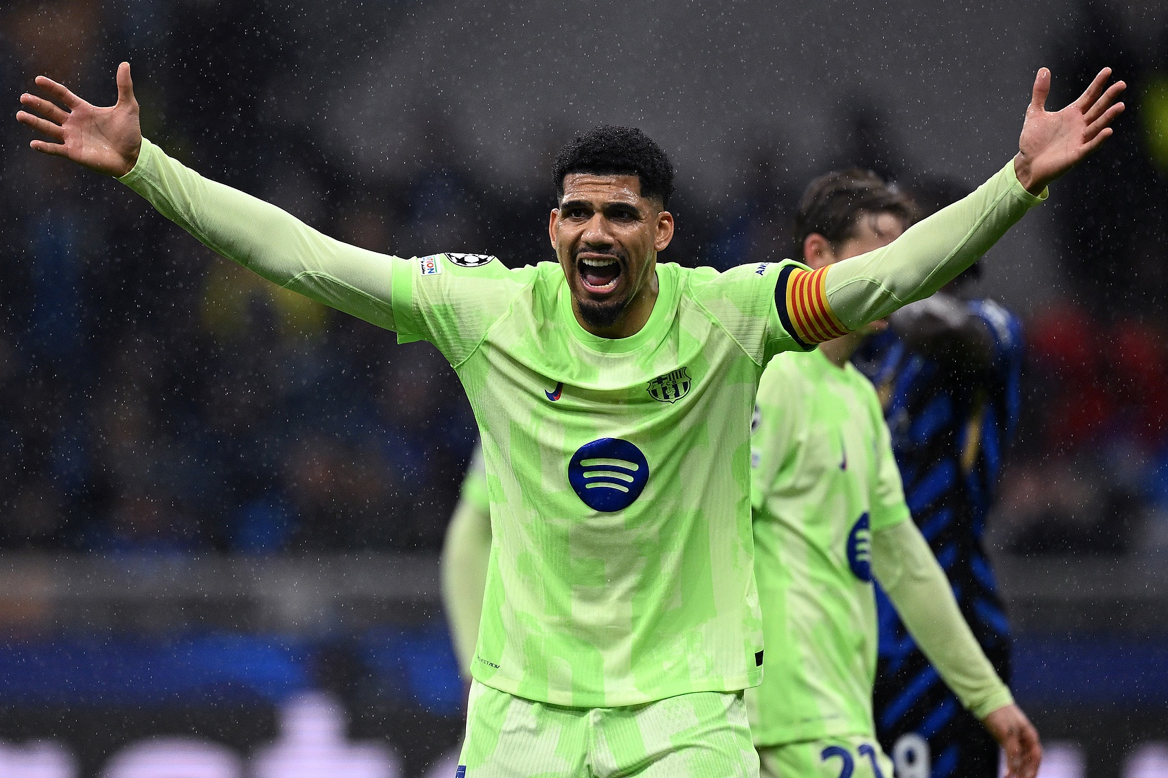 阿勞霍：球隊始終保持冷靜和沉著(zhù)并壓制了對手，這場(chǎng)勝利獻給加維