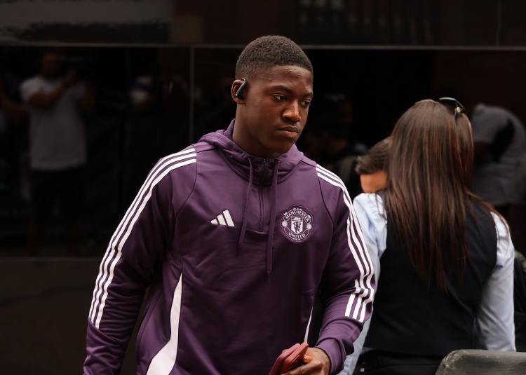 太陽(yáng)報：曼聯(lián)在幫梅努訓練6號位技能，阿莫林很喜歡他