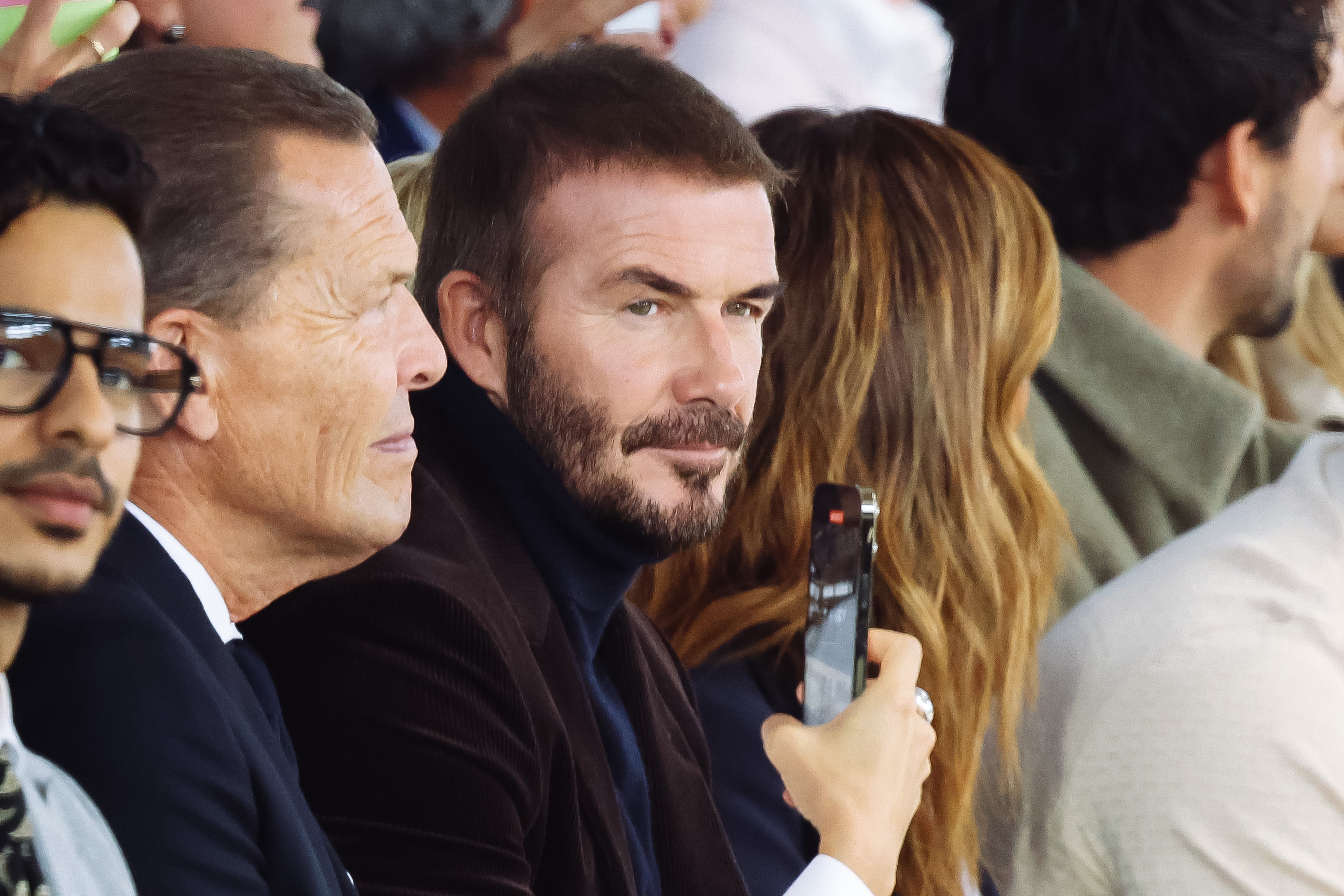 老了也很帥！貝克漢姆一襲天鵝絨造型帥氣出席米蘭時(shí)裝周??