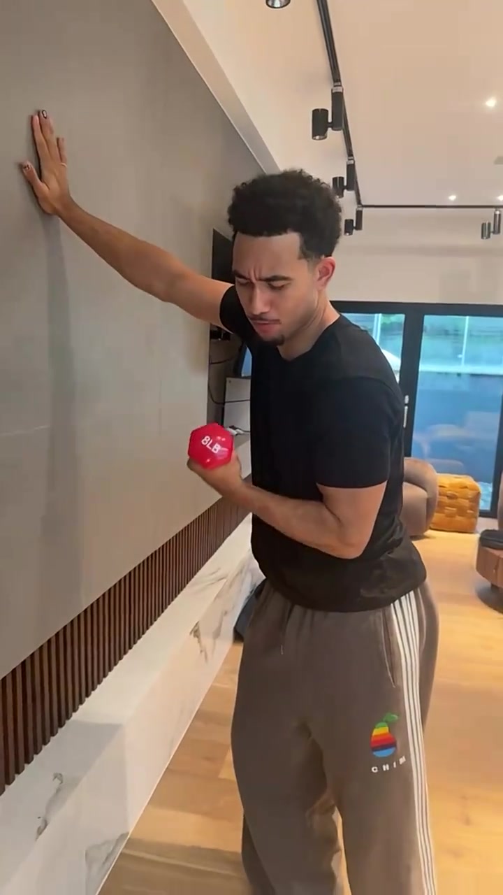 早日康復！受傷前麥凱恩社媒曬自己拿3公斤啞鈴做彎舉的搞笑視頻