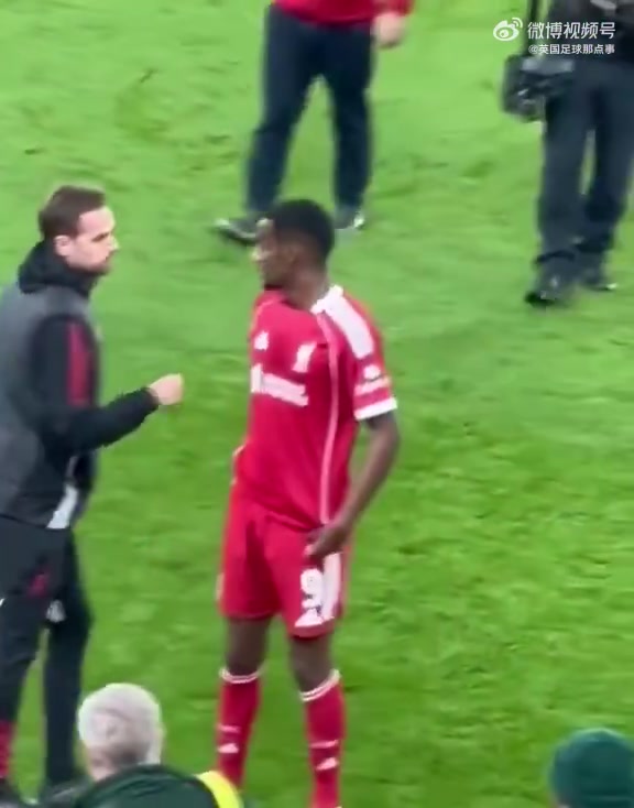 中場(chǎng)加練！伊薩克中場(chǎng)時(shí)被工作人員攔下要求進(jìn)行折返跑，欣然接受