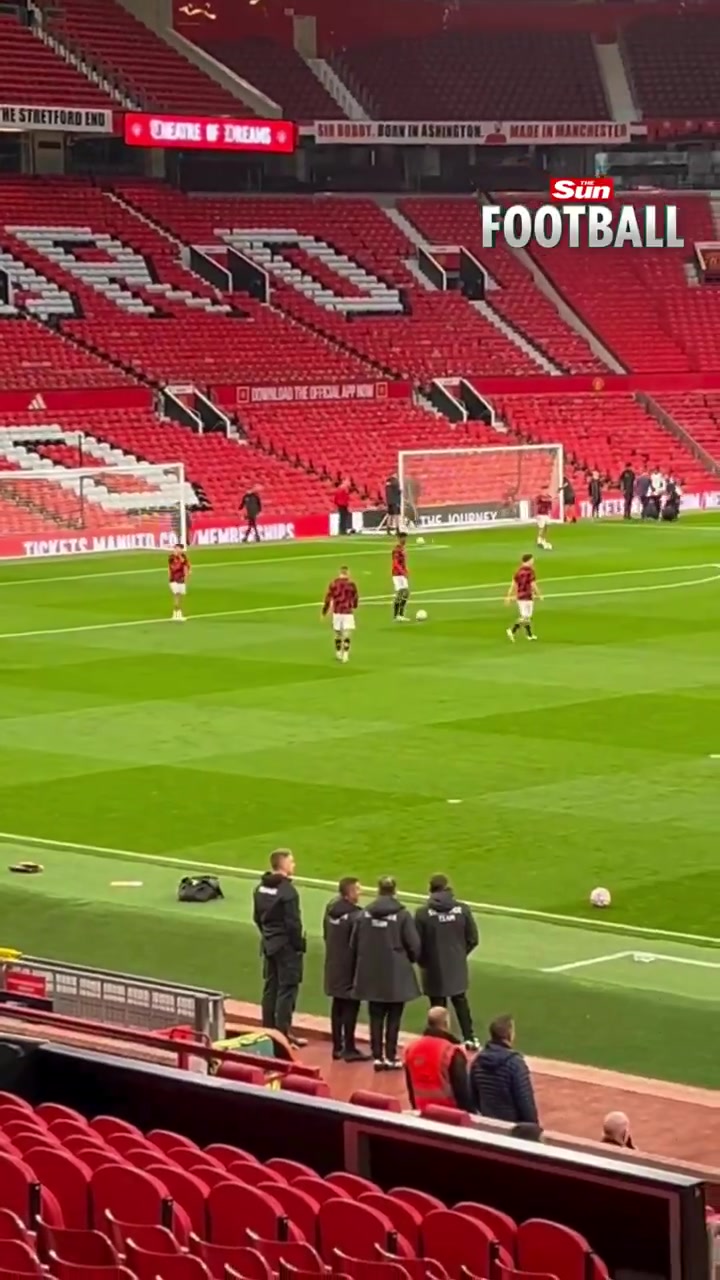 失望??曼聯(lián)小將奇多·奧比未能在U21首發(fā)后，直接走回球員通道