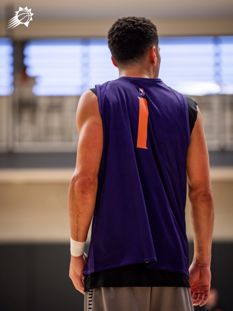 開(kāi)啟新征程！太陽(yáng)官推曬球員訓練照：布克展現孤寂背影