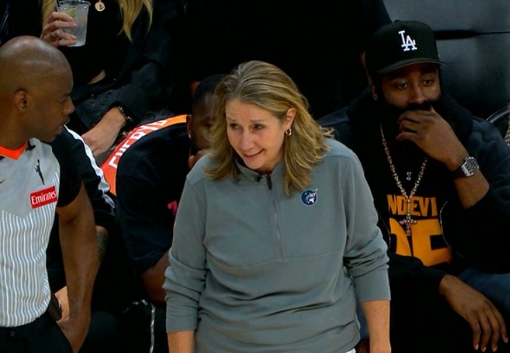 再度現場(chǎng)支持水星隊！哈登場(chǎng)邊觀(guān)戰WNBA季后賽水星VS山貓