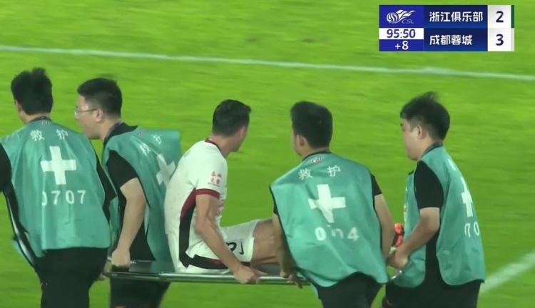 浙江主場(chǎng)擔架員：雖然蓉城隊員對我們工作有些干擾，但并非有意