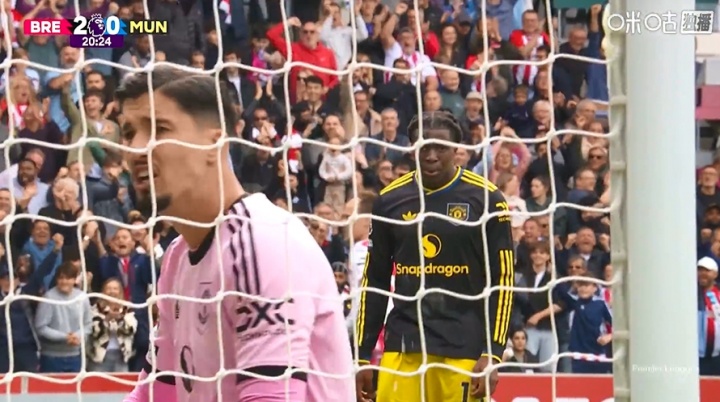 快崩潰了！曼聯(lián)丟第二球后，剛兩度神撲的巴因德?tīng)柗浅２粷M(mǎn)