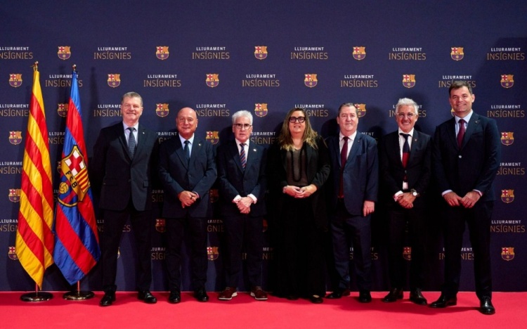 官方：近700名擁有超25年會(huì )齡的巴薩會(huì )員獲頒銀質(zhì)獎?wù)? 
                                                 class=