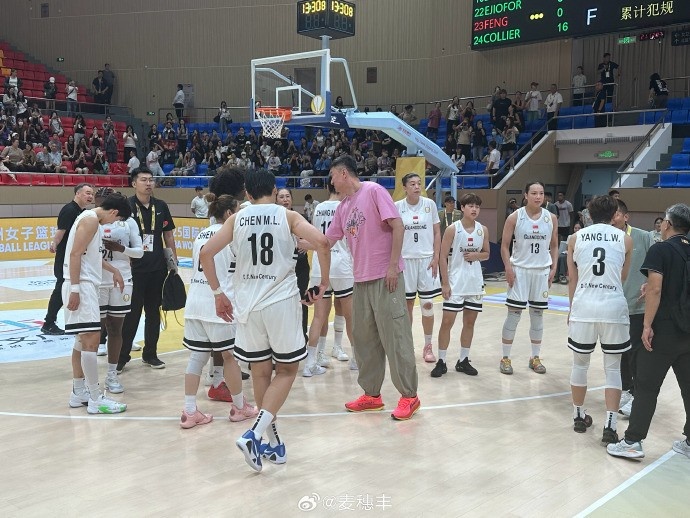 殺進(jìn)FIBA亞洲女籃聯(lián)賽決賽！杜鋒賽后跟廣東女籃全隊致意
