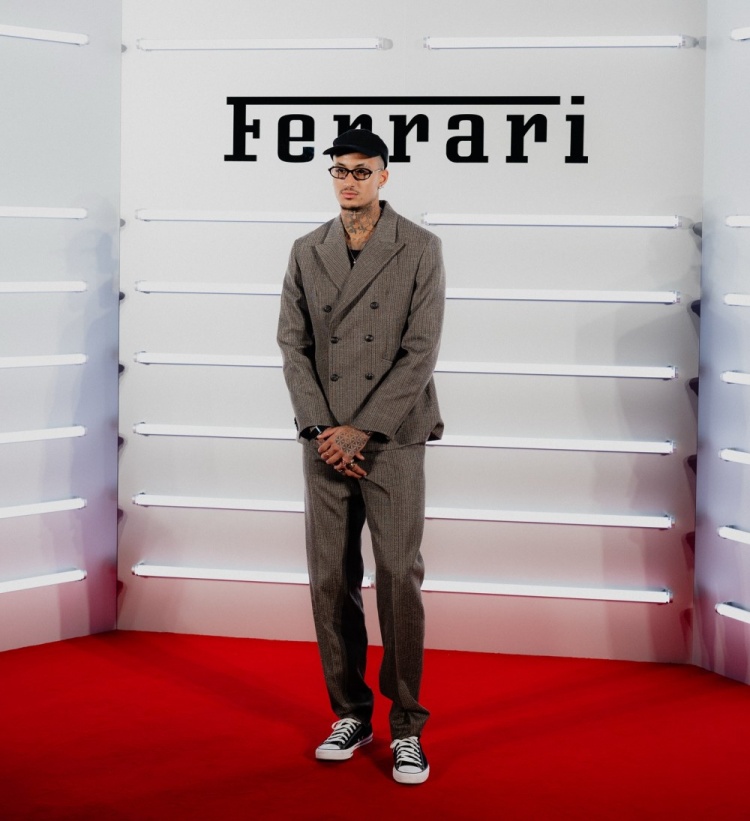 這局有點(diǎn)高端了！庫茲馬出席法拉利SS26時(shí)裝秀！