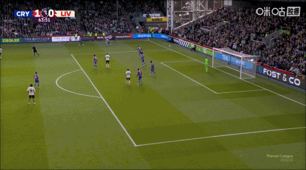 差一點(diǎn)！伊薩克禁區內失去平衡前倒地射門(mén)，球稍偏出立柱