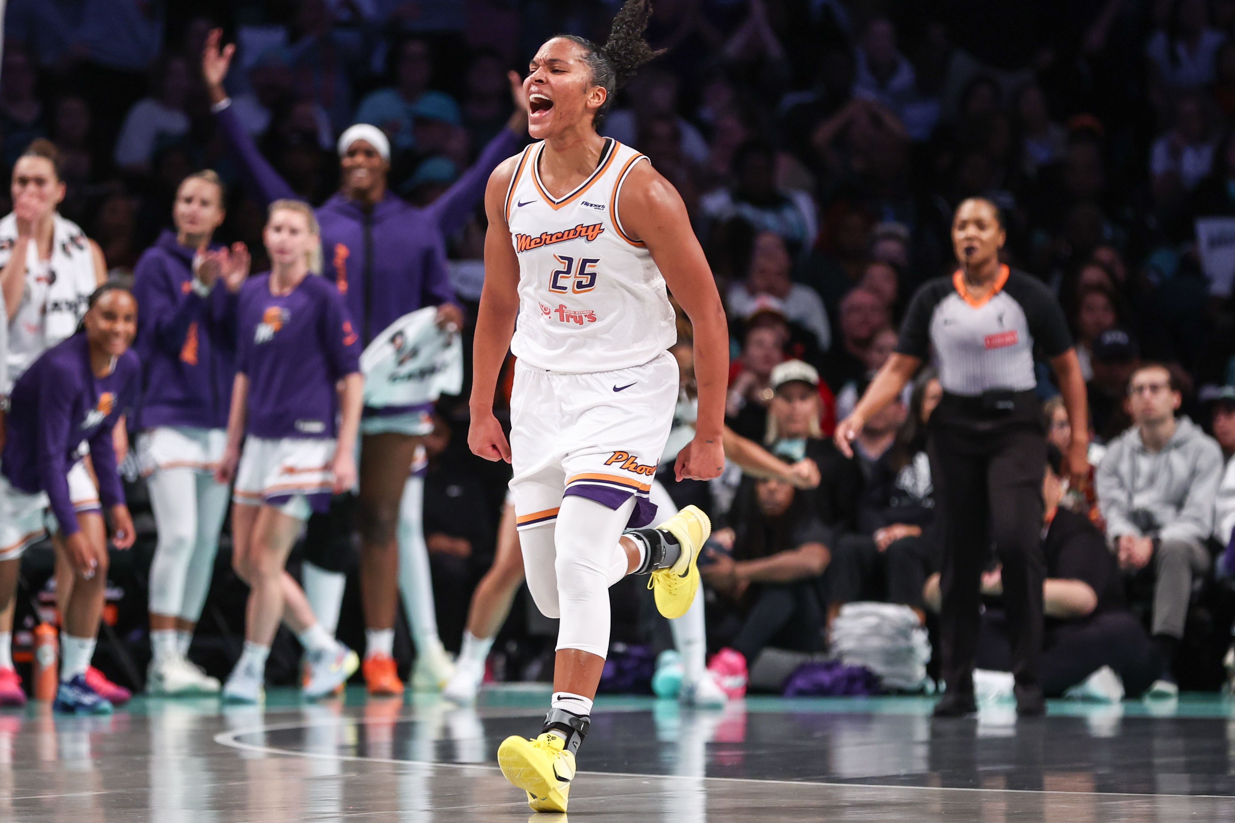 繼續全能！艾莉莎-托馬斯半場(chǎng)9中5拿到11分2板5助 帶隊反超！