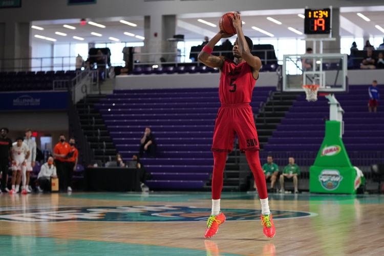 隊記：湖人簽下后衛泰維安-瓊斯 并裁掉后衛賈倫-坎伯蘭