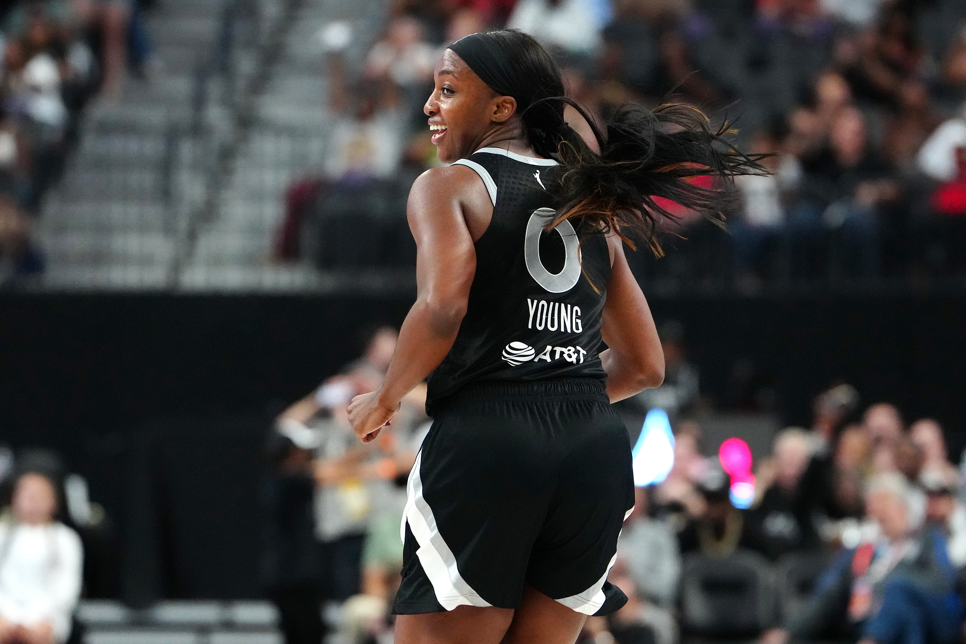 厥功至偉！杰基-楊14中9砍全場(chǎng)最高25分另5板4助 幫助王牌勝狂熱