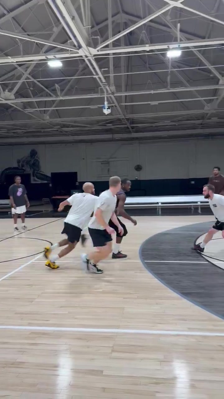 經(jīng)紀人曬庫明加和社區大學(xué)球員訓練視頻：25-26賽季最后的準備