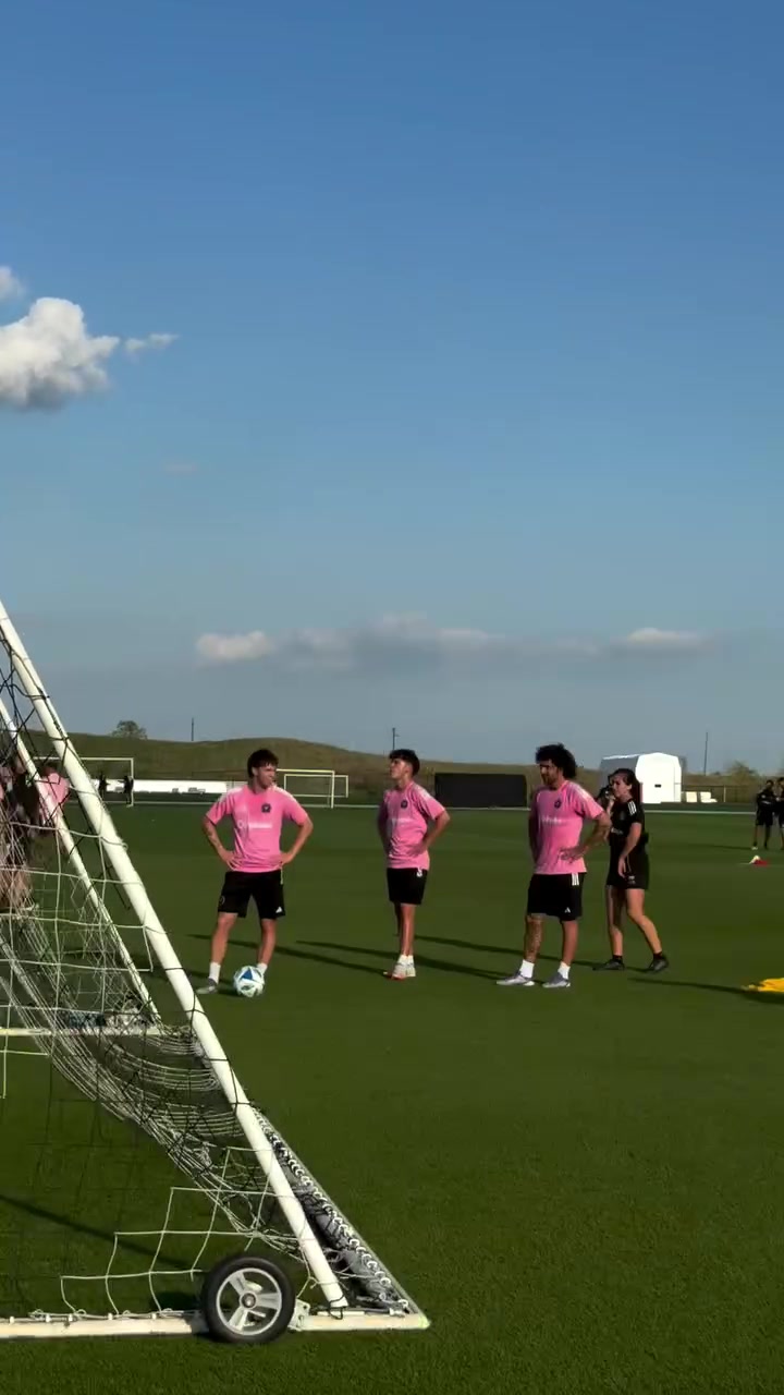 球門(mén)后面也能進(jìn)球？梅西秀活從球門(mén)正后方起腳破門(mén)，獲隊友掌聲