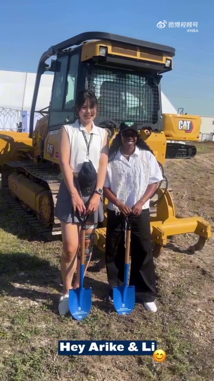 瘦了？李月汝出席飛翼訓練場(chǎng)的開(kāi)工儀式 小寶受傷位置還戴著(zhù)護具