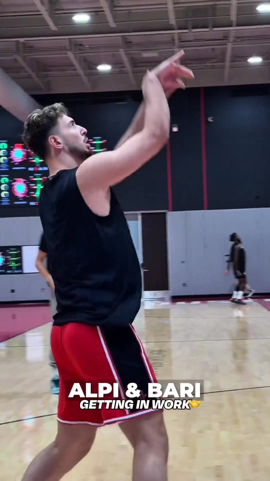 備戰新賽季！火箭官方曬視頻：申京回來(lái)了 和小賈一起訓練