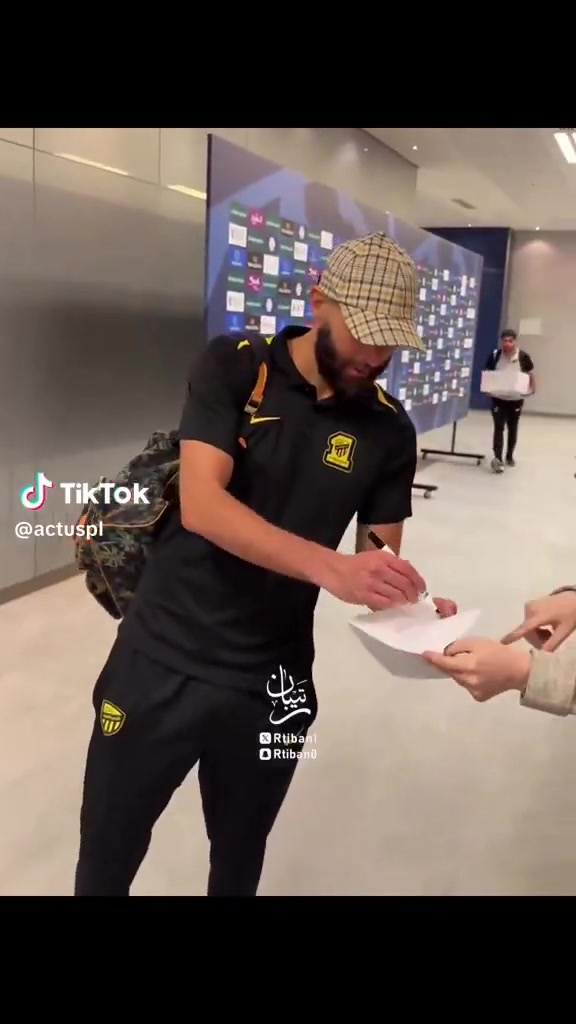 被要求在梗圖上簽名，本澤馬輸球賽后怒懟女記者：你覺(jué)得很好玩？